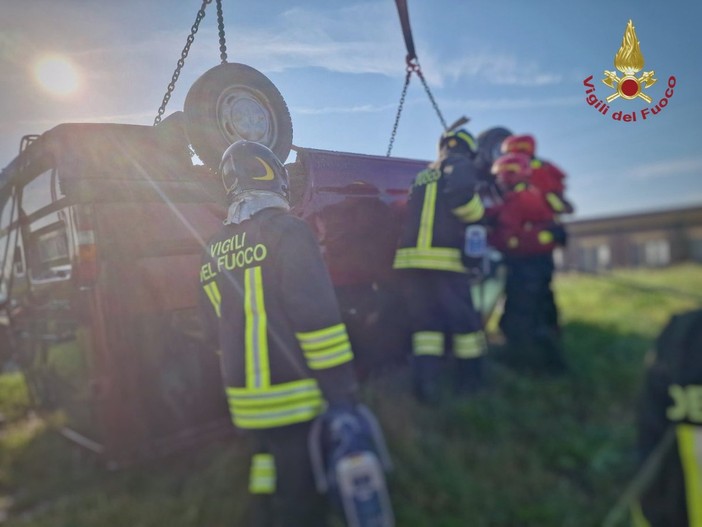 Minivan finisce in un canale nel Veneziano, tre morti Minivan finisce in un canale nel Veneziano, tre morti