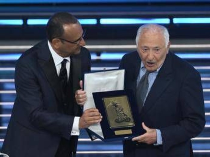 Sanremo, Mogol riparte su elicottero vigili del fuoco: è polemica. Lui: "Viaggio è andato benissimo" Sanremo, Mogol riparte su elicottero vigili del fuoco: è polemica. Lui: "Viaggio è andato benissimo"