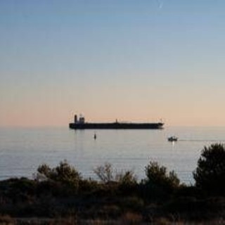Turchia, petroliera attaccata nel Mar Nero Turchia, petroliera attaccata nel Mar Nero