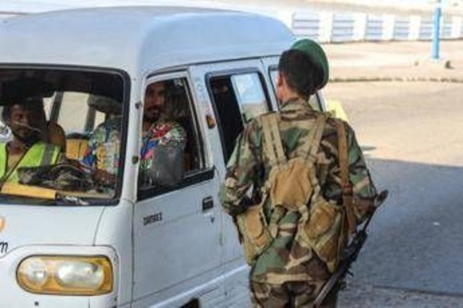 Yemen, tv "Esplosioni ad Aden, aeroporto sotto attacco di missili Houthi" Yemen, tv "Esplosioni ad Aden, aeroporto sotto attacco di missili Houthi"
