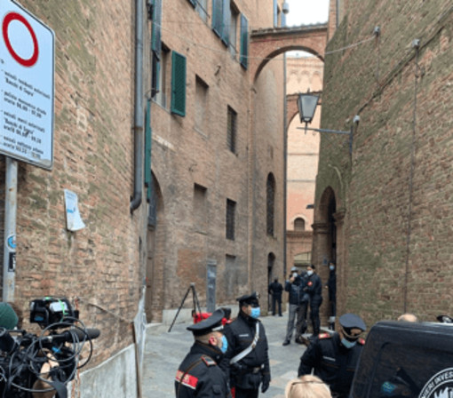 David Rossi, il giallo della valigetta 24 ore: Commissione inchiesta farà approfondimenti David Rossi, il giallo della valigetta 24 ore: Commissione inchiesta farà approfondimenti