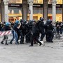 Guerriglia a Milano, ai domiciliari uno dei maggiorenni arrestati per scontri e altri quattro in carcere: la decisione del Gip Guerriglia a Milano, ai domiciliari uno dei maggiorenni arrestati per scontri e altri quattro in carcere: la decisione del Gip