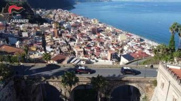 Sparo in testa a un coetaneo perché "ci ha guardati male", arrestati due 17enni Sparo in testa a un coetaneo perché "ci ha guardati male", arrestati due 17enni