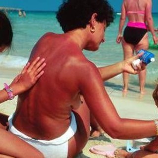 Creme solari fatte in casa, il monito degli esperti: "Pericoloso trend guidato dalle fake news" Creme solari fatte in casa, il monito degli esperti: "Pericoloso trend guidato dalle fake news"