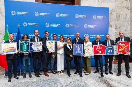 Un francobollo speciale per celebrare il centenario del Tridente Maserati Un francobollo speciale per celebrare il centenario del Tridente Maserati