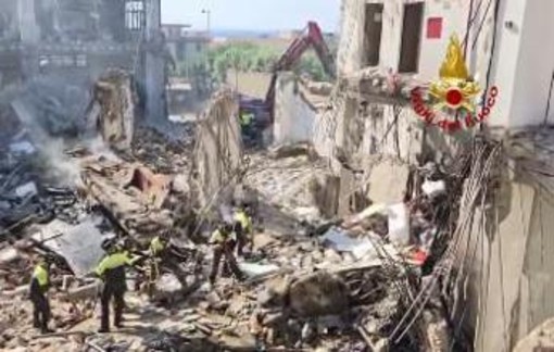 Crollo palazzina a Messina, ancora tre dispersi. Oggi gli interrogatori degli indagati Crollo palazzina a Messina, ancora tre dispersi. Oggi gli interrogatori degli indagati