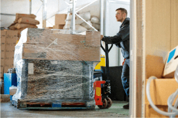 Pallet, pellicola e cinghie: Bruxelles fa marcia indietro sul 100% di riuso