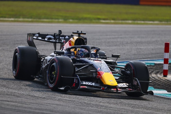 A Singapore Verstappen vince la Sprint davanti a Hamilton e Leclerc A Singapore Verstappen vince la Sprint davanti a Hamilton e Leclerc