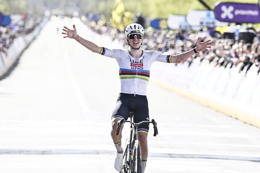 Pogacar vince il Giro delle Fiandre, Van der Poel ed Evenepoel sul podio