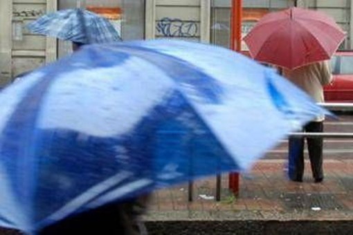 Maltempo, oggi allerta meteo arancione per temporali in Lombardia: gialla in altre 8 regioni Maltempo, oggi allerta meteo arancione per temporali in Lombardia: gialla in altre 8 regioni