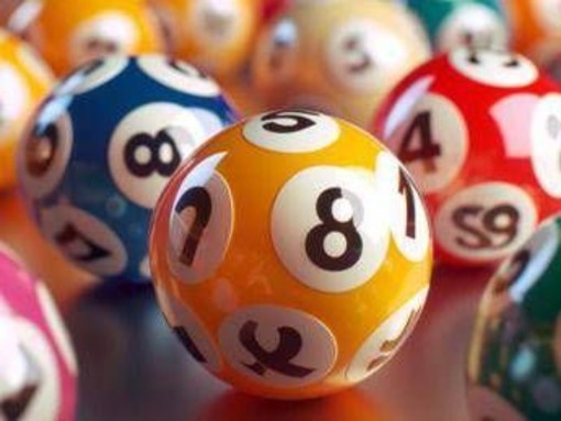 Superenalotto, la schedina da 5 euro e la tassa sulla fortuna: cosa sappiamo sulla vincita record a La Velletta Brianza