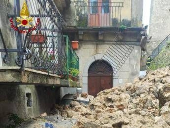 Maltempo Calabria, crolla muro a ridosso di una chiesa nel Reggino: auto travolte dai detriti