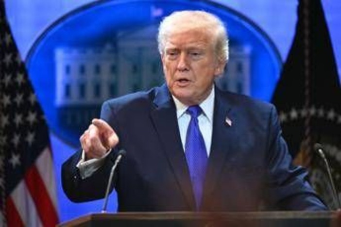 Schiaffo della Corte Suprema a Trump sui dazi, varata tariffa del 10% per tutti i Paesi Schiaffo della Corte Suprema a Trump sui dazi, varata tariffa del 10% per tutti i Paesi