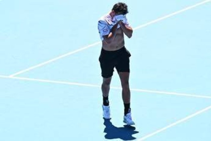 Darderi, la racchetta lanciata contro Sinner e la 'maledizione' del bambino in tribuna Darderi, la racchetta lanciata contro Sinner e la 'maledizione' del bambino in tribuna