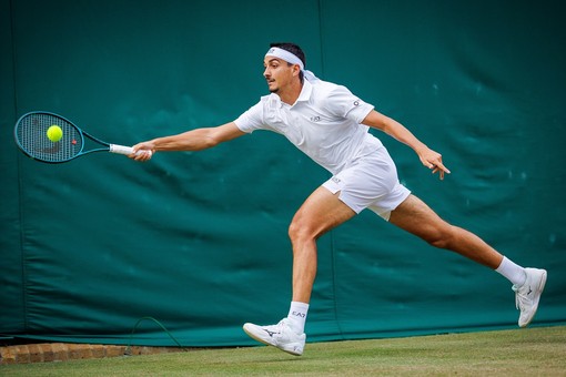 Anche Sonego agli ottavi di Wimbledon, battuto Nakashima in cinque ore Anche Sonego agli ottavi di Wimbledon, battuto Nakashima in cinque ore