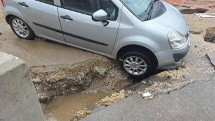 Napoli, si apre voragine in Via Appia: coinvolte almeno 4 auto nel crollo Napoli, si apre voragine in Via Appia: coinvolte almeno 4 auto nel crollo