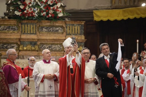 A Napoli si ripete il miracolo di San Gennaro, il sangue si è sciolto A Napoli si ripete il miracolo di San Gennaro, il sangue si è sciolto