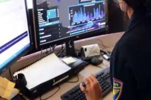 Truffa del finto poliziotto con l'Ai. A Roma dopo la prof tocca alla moglie del docente universitario, colpo da 150mila euro Truffa del finto poliziotto con l'Ai. A Roma dopo la prof tocca alla moglie del docente universitario, colpo da 150mila euro