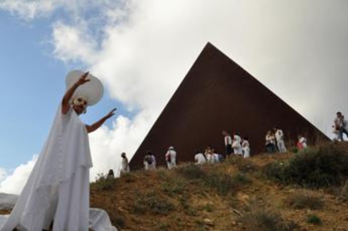 'L’immenso dell’immensità', alla Piramide 38° Parallelo torna il Rito della Luce 2026 'L’immenso dell’immensità', alla Piramide 38° Parallelo torna il Rito della Luce 2026