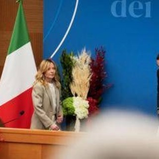 Giacca beige e chioma 'beachwaves', il look di Meloni in conferenza stampa Giacca beige e chioma 'beachwaves', il look di Meloni in conferenza stampa