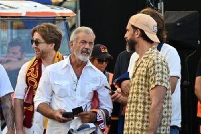 Mel Gibson tifa Roma, la star all'Olimpico con sciarpa giallorossa