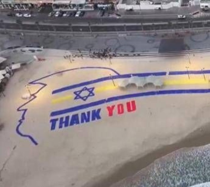 Trump arriva in Israele, un enorme 'grazie' sulla spiaggia: il messaggio speciale