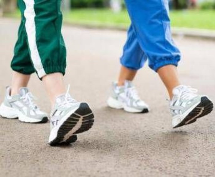 Camminare protegge il cuore e il cervello, non servono 10mila passi al giorno: lo studio Camminare protegge il cuore e il cervello, non servono 10mila passi al giorno: lo studio