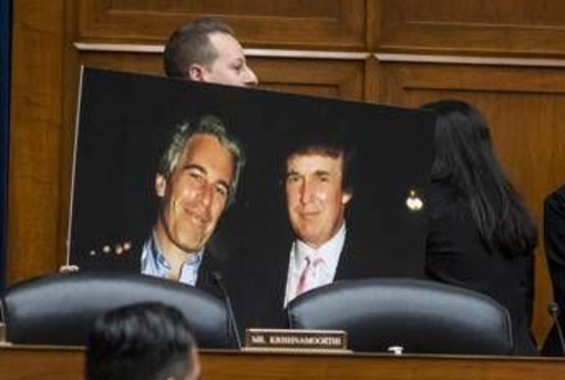 "Donald Trump sapeva delle ragazze", cosa c'è nelle mail di Epstein sul tycoon