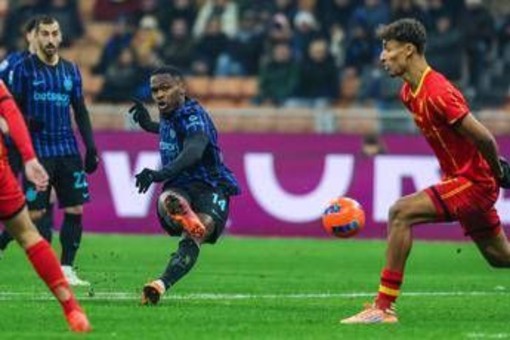 Bonny cade in area, ma Veiga colpisce il pallone: 'giallo' rigore in Inter-Lecce Bonny cade in area, ma Veiga colpisce il pallone: 'giallo' rigore in Inter-Lecce