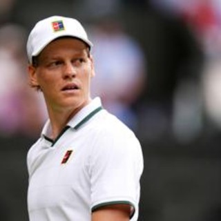 Sinner fa doppio fallo e se la prende con il pubblico: nervosismo a Wimbledon Sinner fa doppio fallo e se la prende con il pubblico: nervosismo a Wimbledon