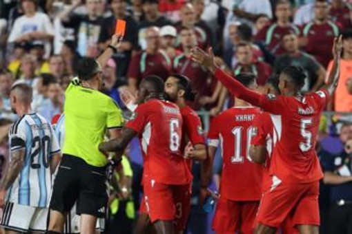 Svizzera, furia dopo ko con Argentina: "Noi danneggiati, rosso a Embolo senza senso" Svizzera, furia dopo ko con Argentina: "Noi danneggiati, rosso a Embolo senza senso"