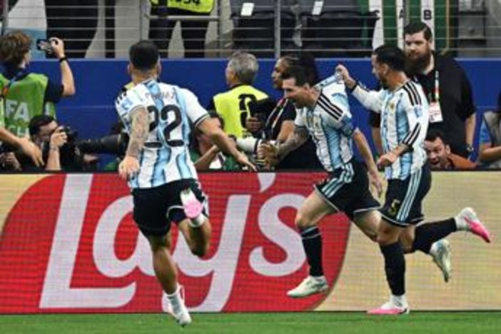 Messi segna, Schmeichel critica l'arbitro: "Gol andava annullato" Messi segna, Schmeichel critica l'arbitro: "Gol andava annullato"