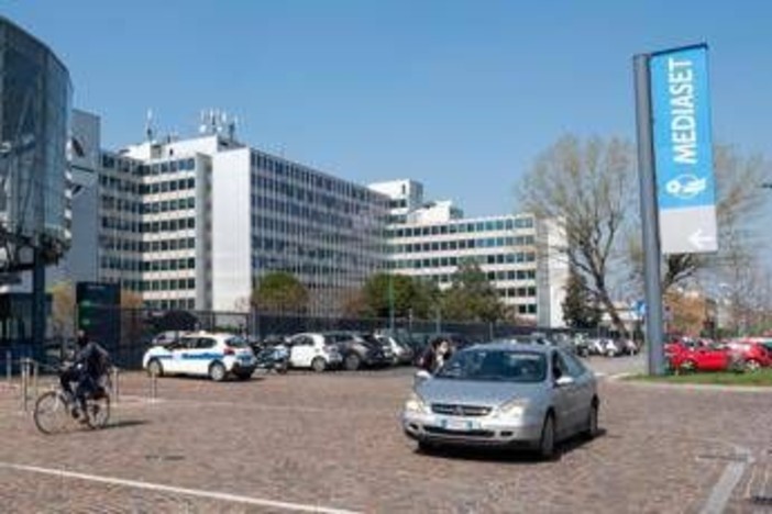 Milano, 27enne precipita da palazzina Mediaset a Cologno Monzese: è gravissima Milano, 27enne precipita da palazzina Mediaset a Cologno Monzese: è gravissima