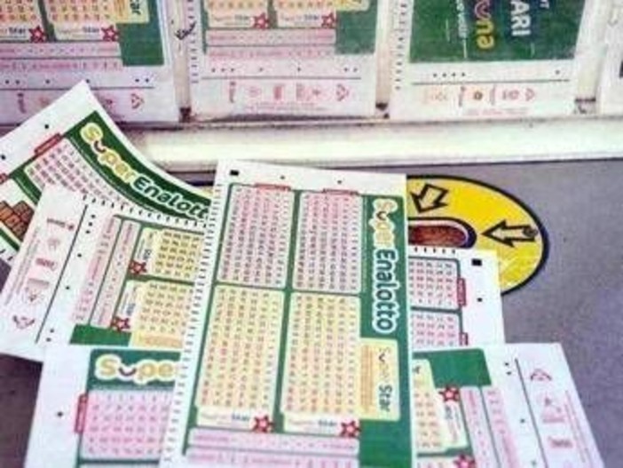 Superenalotto, parla il titolare della ricevitoria del 6: "Mai vista cifra simile, festeggiamo con lo spumante"