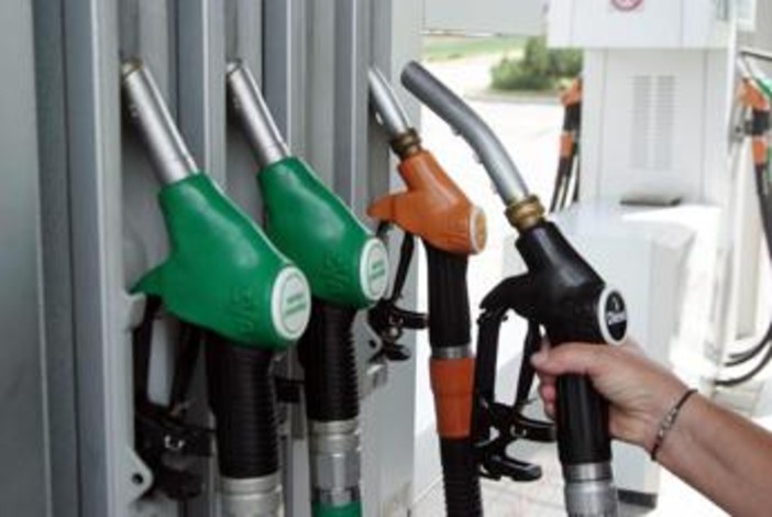 Carburanti, ancora rialzi: gasolio self service ai massimi da giugno 2022