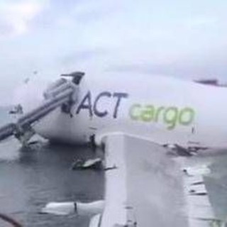 Hong Kong, aereo cargo esce di pista e finisce in mare: due morti