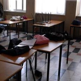 Modena, studente punta pistola giocattolo contro il prof: "Era uno scherzo per farsi ridare le sigarette" Modena, studente punta pistola giocattolo contro il prof: "Era uno scherzo per farsi ridare le sigarette"