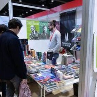 Più libri più liberi, tanti in fila davanti allo stand di 'Passaggio al Bosco'. E anche Giannini dà forfait