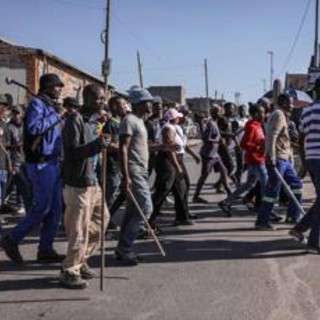 Sudafrica, proteste anti migranti: ronde manifestanti tra le case per cercare irregolari Sudafrica, proteste anti migranti: ronde manifestanti tra le case per cercare irregolari