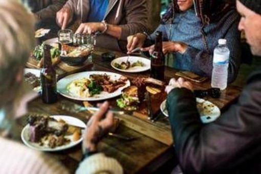 Dalla colomba alle uova, fino a 3.000 calorie a pranzo: i consigli dell'esperta dopo gli eccessi Dalla colomba alle uova, fino a 3.000 calorie a pranzo: i consigli dell'esperta dopo gli eccessi