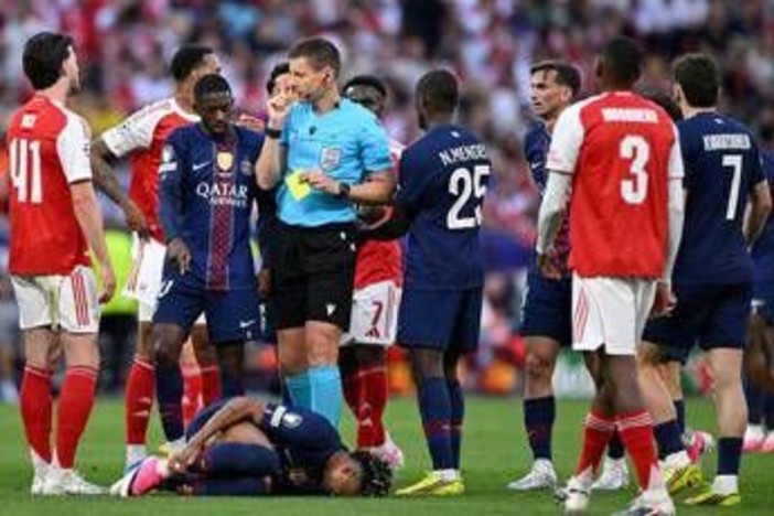 Psg-Arsenal, caos rigori in finale Champions: protestano Luis Enrique e Arteta Psg-Arsenal, caos rigori in finale Champions: protestano Luis Enrique e Arteta