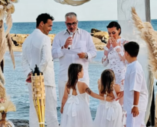 Fognini e Pennetta, l'anniversario di matrimonio e la festa a sorpresa in spiaggia Fognini e Pennetta, l'anniversario di matrimonio e la festa a sorpresa in spiaggia