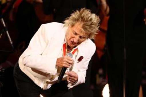 Rod Stewart, malore nel concerto e maschera per l'ossigeno sul palco Rod Stewart, malore nel concerto e maschera per l'ossigeno sul palco
