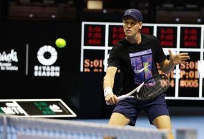 Sinner, 'rinascita' al Six Kings Slam. Jannik torna in campo senza manicotto