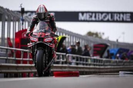 MotoGp, festa Aprilia in Australia: Bezzecchi domina la Sprint. Penultimo Bagnaia MotoGp, festa Aprilia in Australia: Bezzecchi domina la Sprint. Penultimo Bagnaia