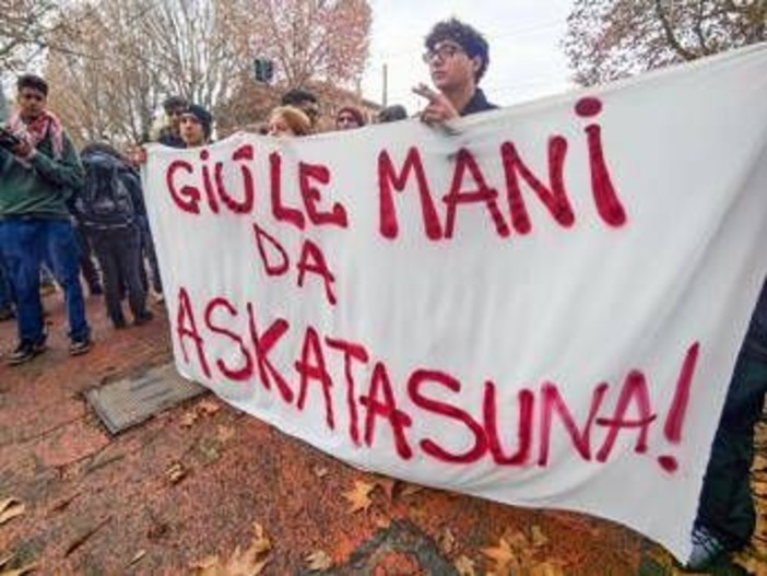 Askatasuna, a Torino corteo contro lo sgombero del centro sociale: "Oggi non è data di fine ma di inizio" Askatasuna, a Torino corteo contro lo sgombero del centro sociale: "Oggi non è data di fine ma di inizio"