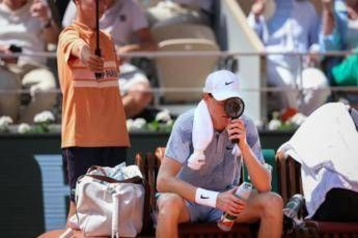 Sinner, crollo fisico al Roland Garros per una 'cascata fisiologica': cosa è successo Sinner, crollo fisico al Roland Garros per una 'cascata fisiologica': cosa è successo