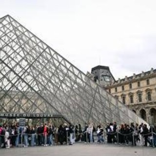Furto al Louvre, le ipotesi sul gruppo di ladri: "Più di 4, nessuna evidenza di un complice nel museo"