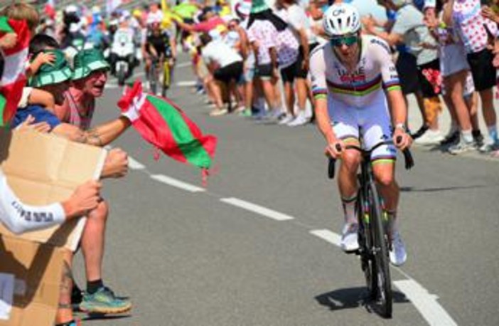 Tour de France, Pogacar domina la sesta tappa e riconquista la maglia gialla Tour de France, Pogacar domina la sesta tappa e riconquista la maglia gialla