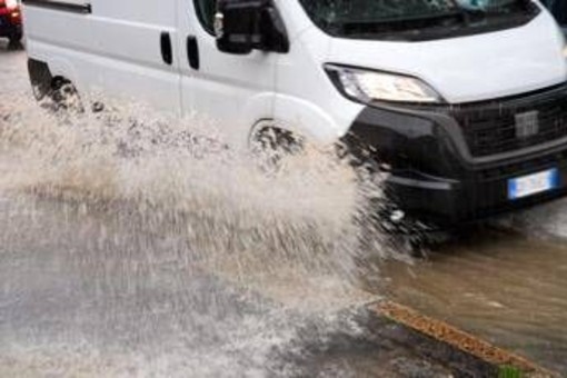 Nubifragio su Roma, strade allagate e traffico in tilt: giornata da incubo Nubifragio su Roma, strade allagate e traffico in tilt: giornata da incubo